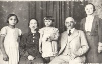 Dúró Sándor és családja: Ilona, Julianna és Erzsébet